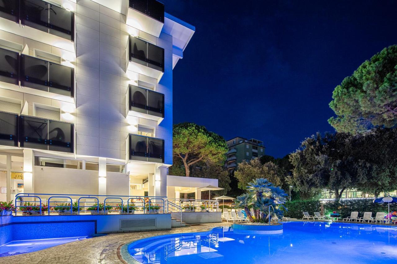 Hotel Ambassador Meuble Lignano Sabbiadoro Exterior foto