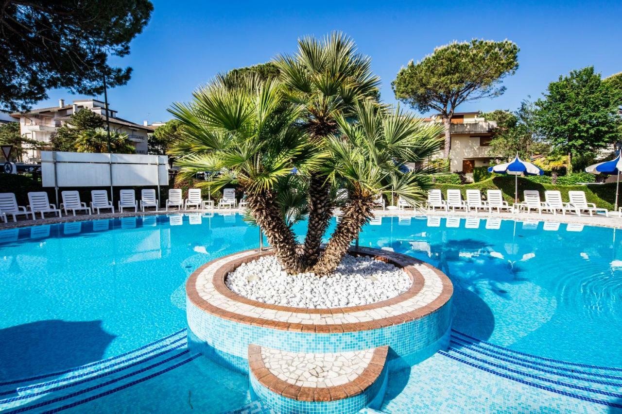 Hotel Ambassador Meuble Lignano Sabbiadoro Exterior foto