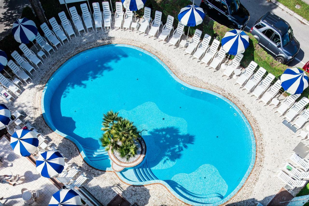 Hotel Ambassador Meuble Lignano Sabbiadoro Exterior foto